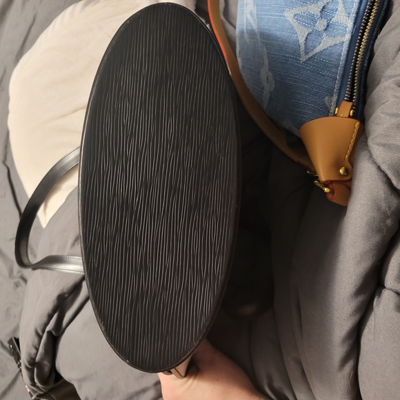 Black Louis Vuitton Women's Tote Bag - Picture 4 of 4